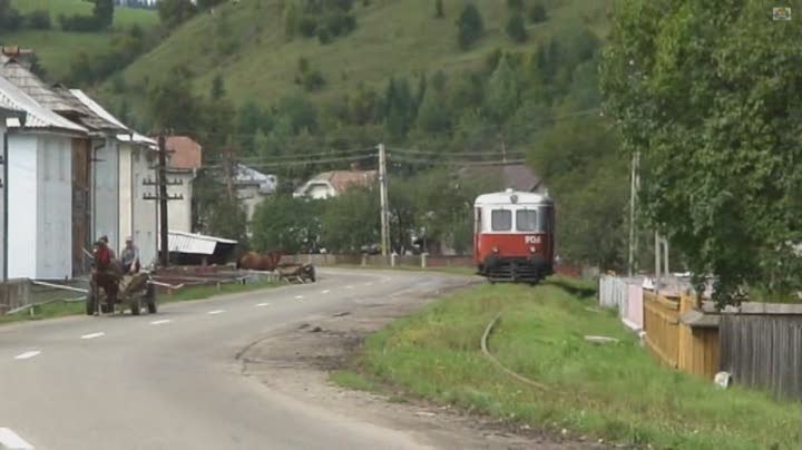 Trois autorails qui parcourent la Roumanie