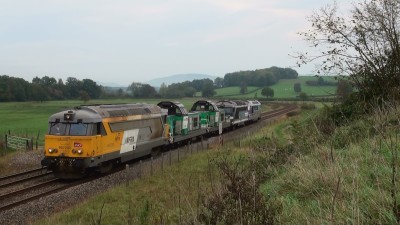 Train de machines emmené par la BB 67210